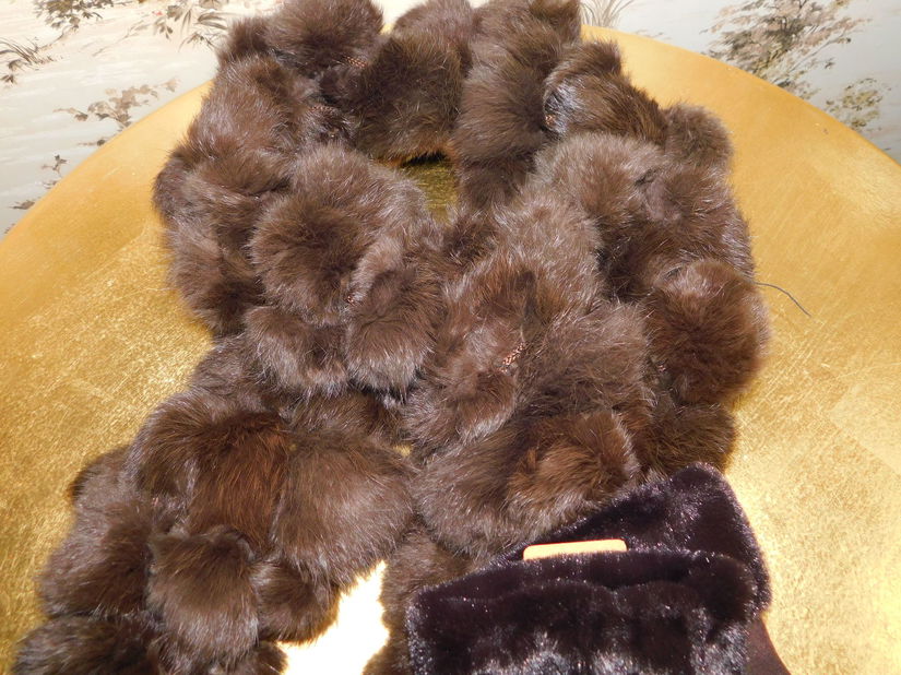 Esarfa noua blana iepure , maro, manusi noi maro asortate