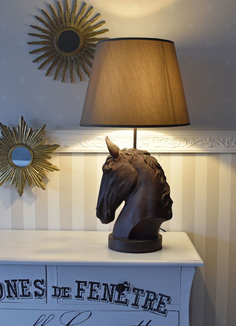 Lampa de masa cu un bust de cal