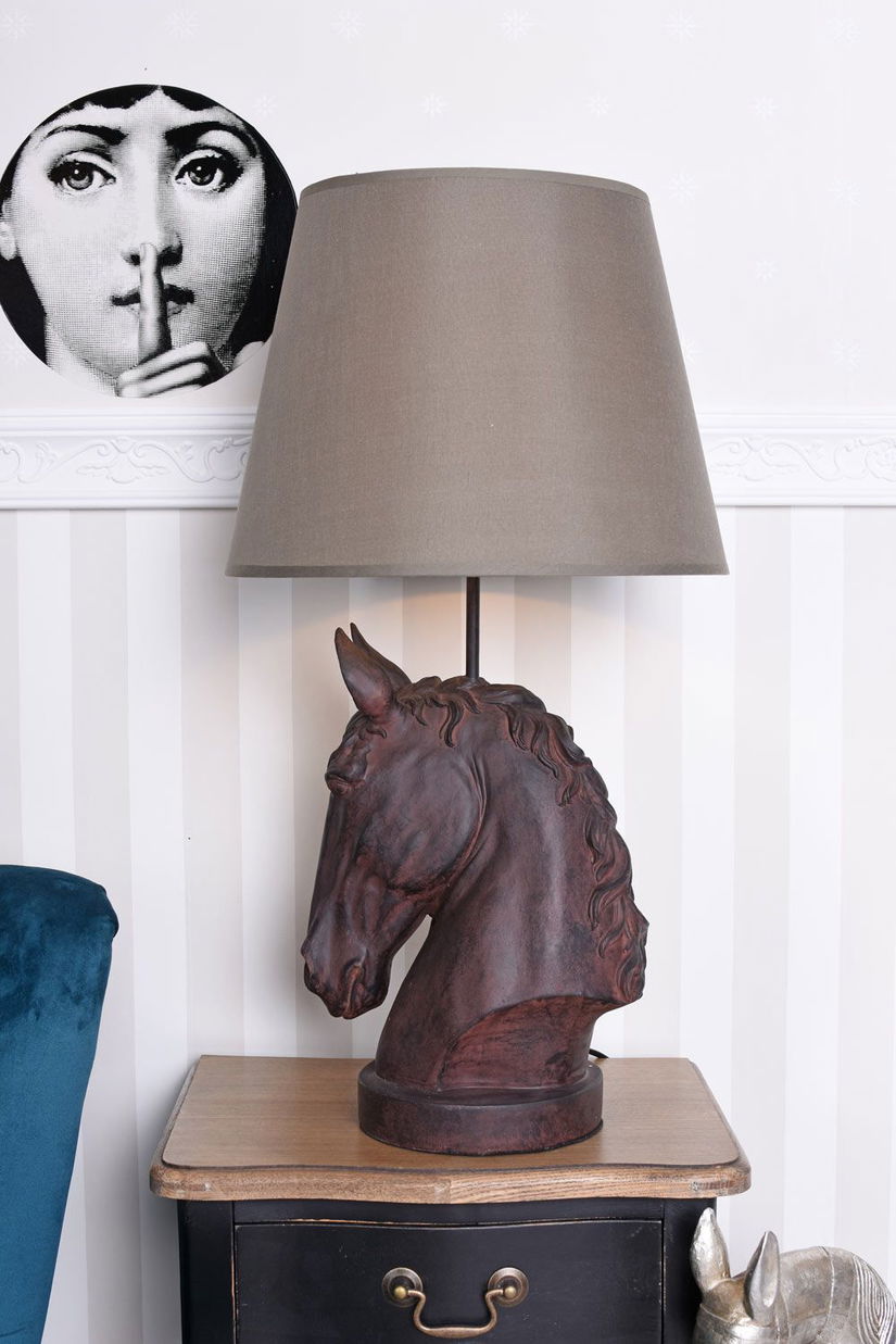 Lampa de masa cu un bust de cal