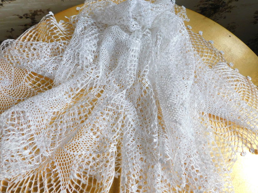 Fata  de masa interbelica,  crosetata cu fir de matase , neutilizata