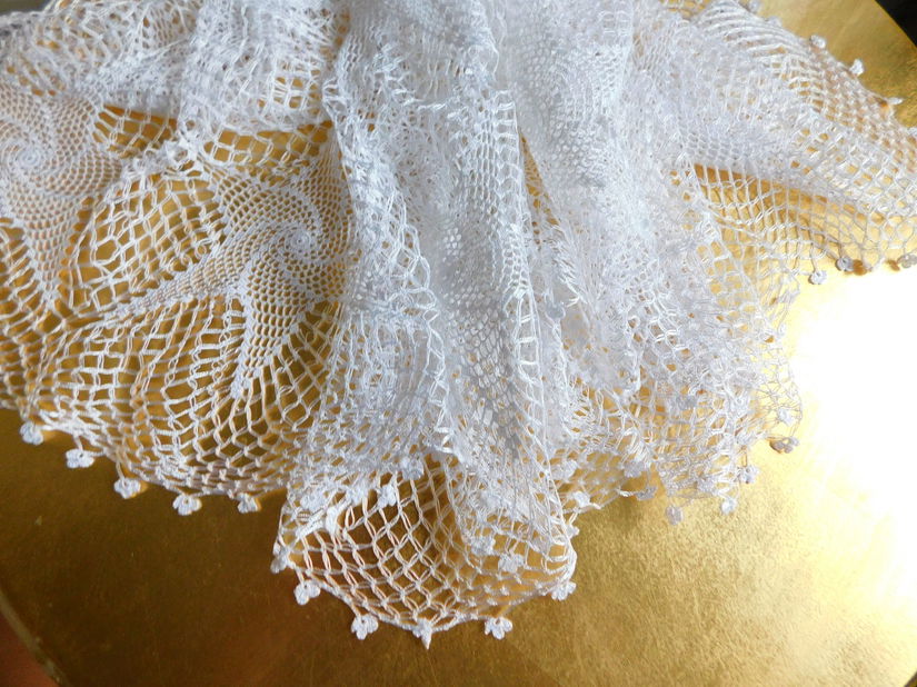 Fata  de masa interbelica,  crosetata cu fir de matase , neutilizata