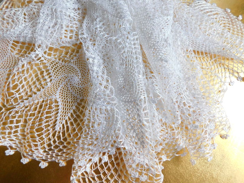 Fata  de masa interbelica,  crosetata cu fir de matase , neutilizata