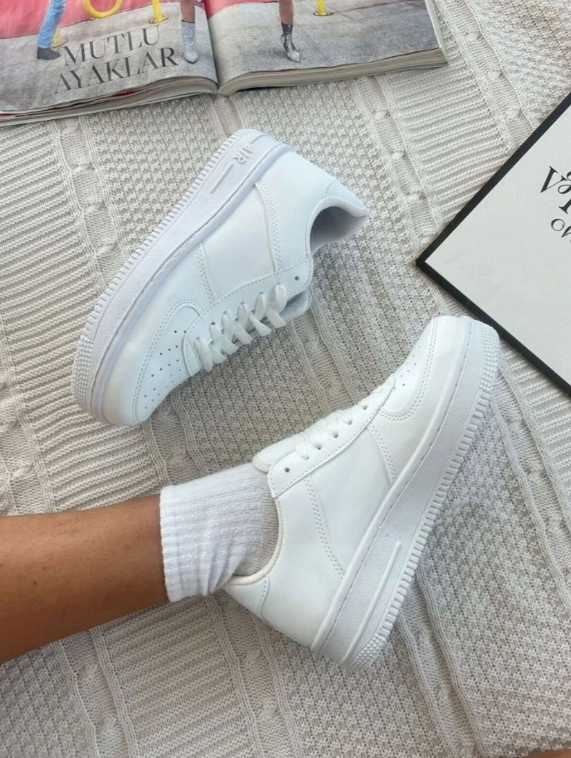 Adidași albi unisex  model casual, confortabili și ușor de asortat