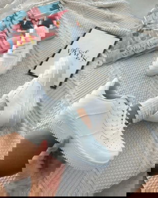 Adidași albi unisex  model casual, confortabili și ușor de asortat