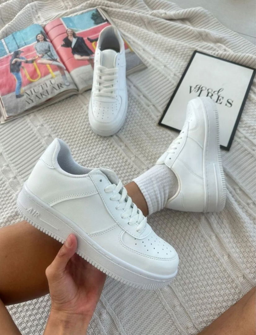 Adidași albi unisex  model casual, confortabili și ușor de asortat