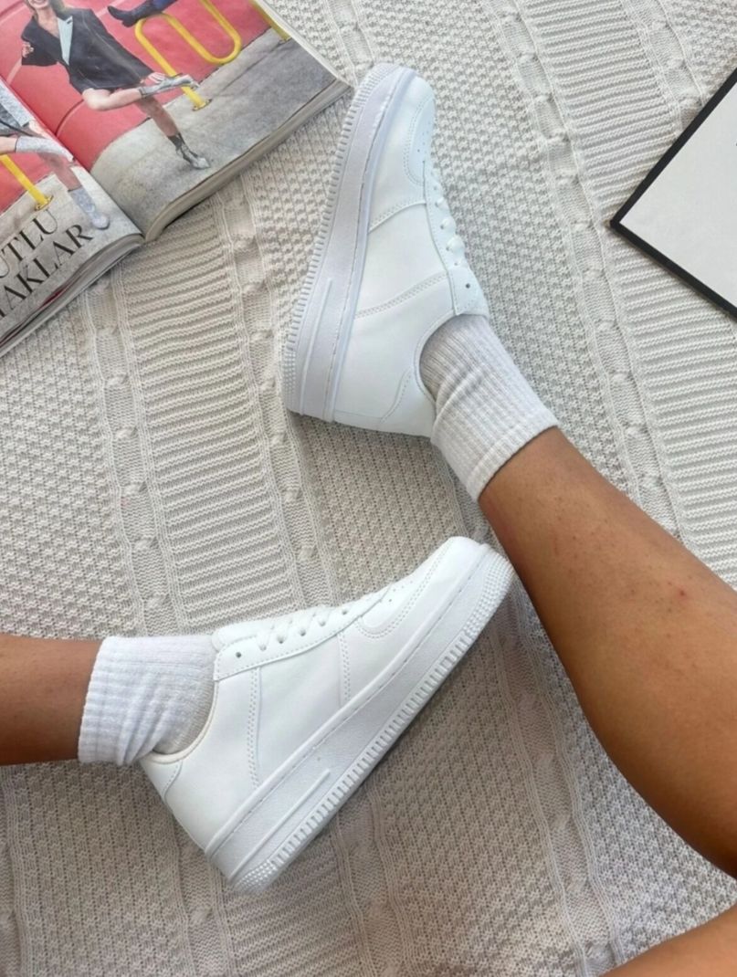 Adidași albi unisex  model casual, confortabili și ușor de asortat