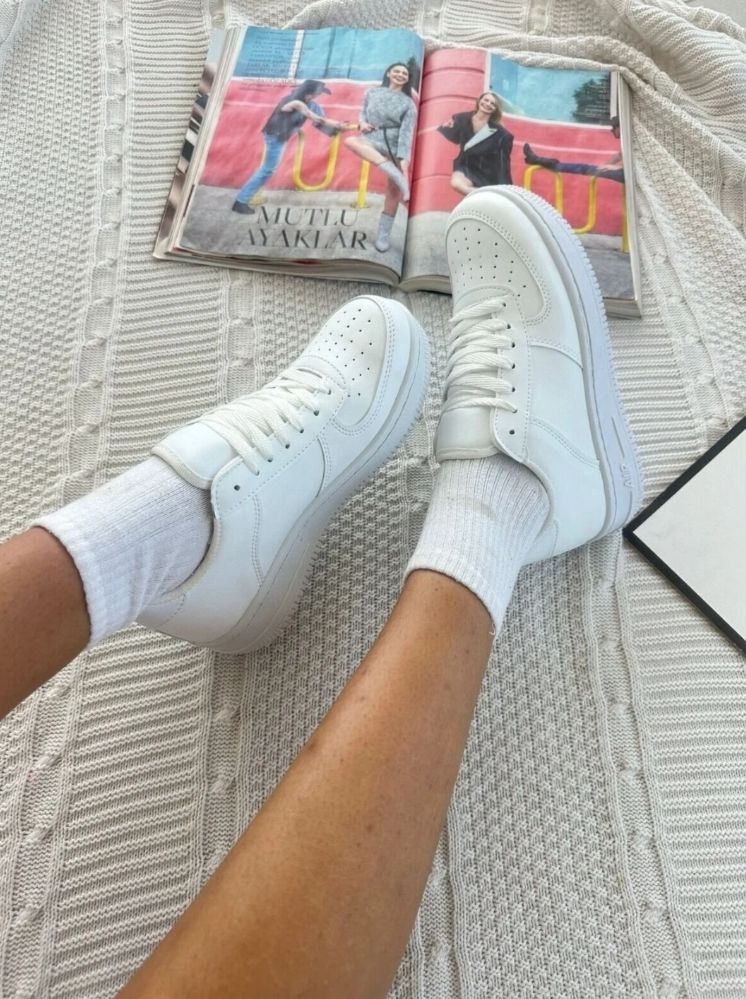 Adidași albi unisex  model casual, confortabili și ușor de asortat