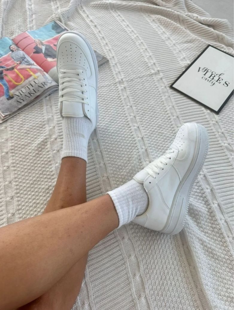 Adidași albi unisex  model casual, confortabili și ușor de asortat