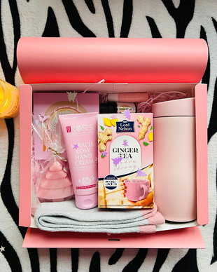 Giftbox GinRosy  set roz de iarnă cu ghimbir și produse cozy
