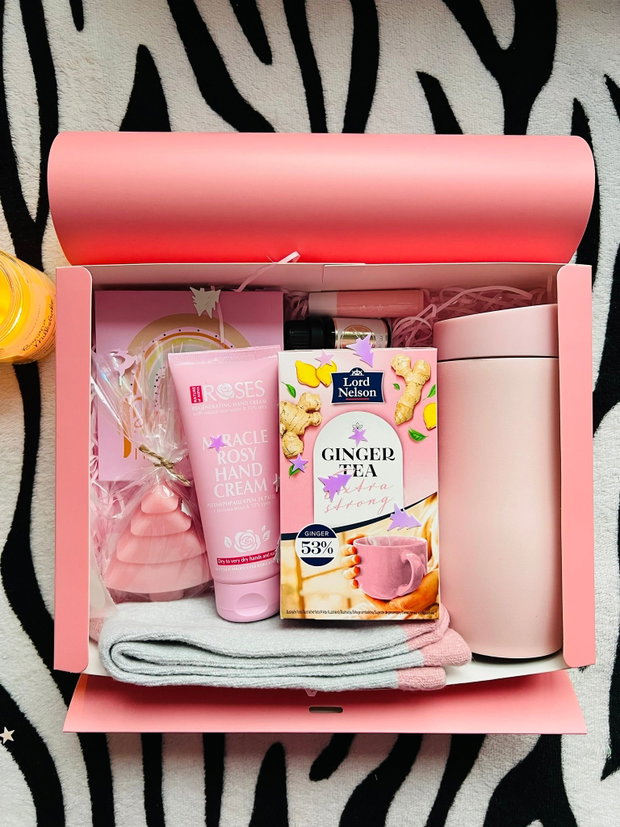 Giftbox GinRosy set roz de iarnă cu ghimbir și produse cozy