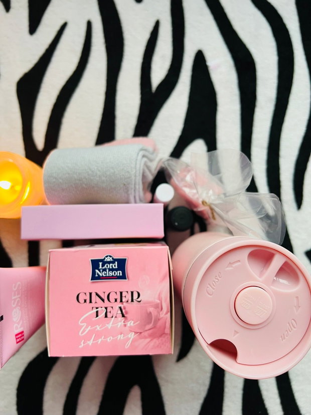 Giftbox GinRosy set roz de iarnă cu ghimbir și produse cozy