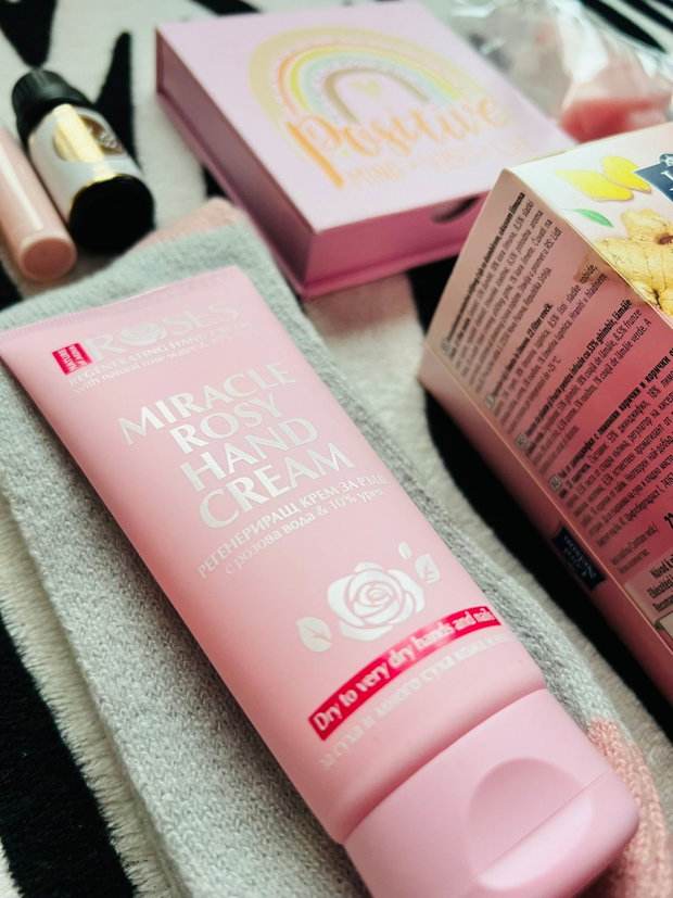 Giftbox GinRosy set roz de iarnă cu ghimbir și produse cozy