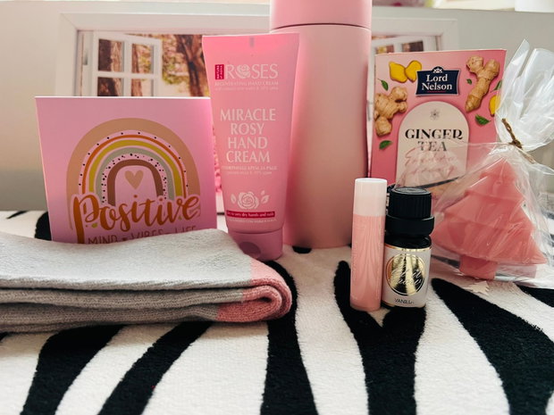 Giftbox GinRosy set roz de iarnă cu ghimbir și produse cozy