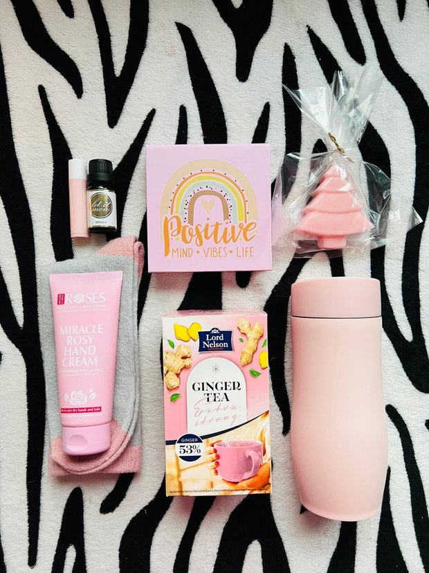 Giftbox GinRosy set roz de iarnă cu ghimbir și produse cozy