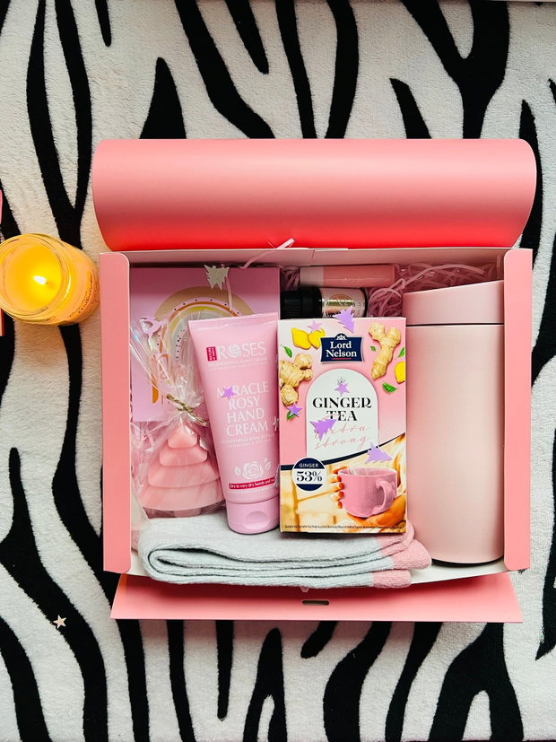 Giftbox GinRosy set roz de iarnă cu ghimbir și produse cozy