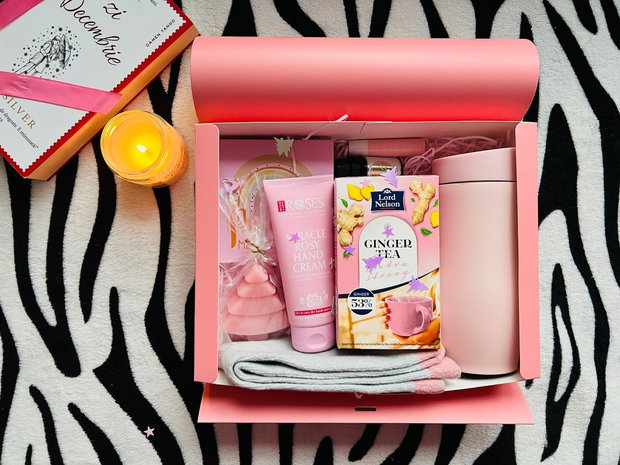 Giftbox GinRosy set roz de iarnă cu ghimbir și produse cozy