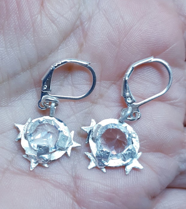 Cercei unicat din argint fin, in forma de coronita cu stelute in jurul unui cristal Svarowski transparent polifatetat