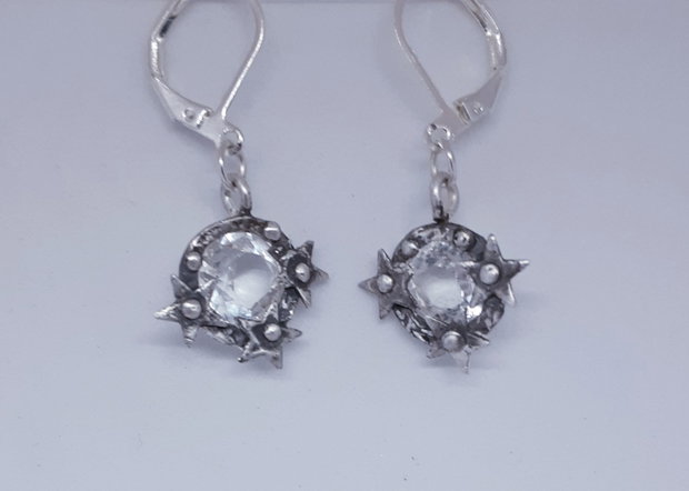 Cercei unicat din argint fin, in forma de coronita cu stelute in jurul unui cristal Svarowski transparent polifatetat