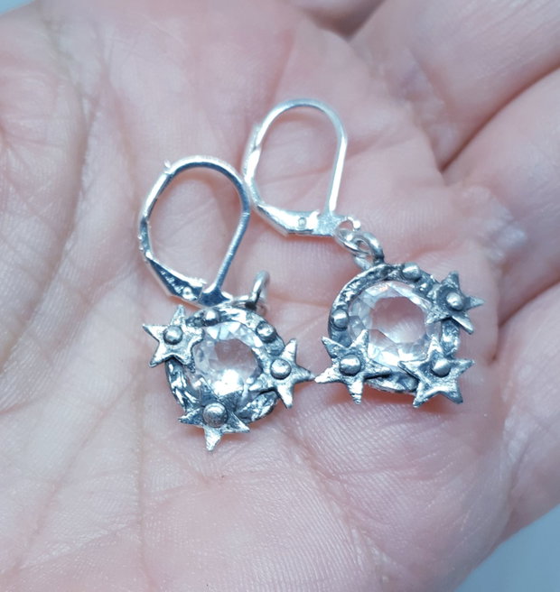 Cercei unicat din argint fin, in forma de coronita cu stelute in jurul unui cristal Svarowski transparent polifatetat
