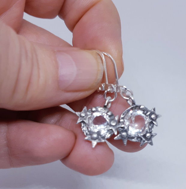 Cercei unicat din argint fin, in forma de coronita cu stelute in jurul unui cristal Svarowski transparent polifatetat