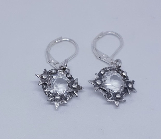 Cercei unicat din argint fin, in forma de coronita cu stelute in jurul unui cristal Svarowski transparent polifatetat
