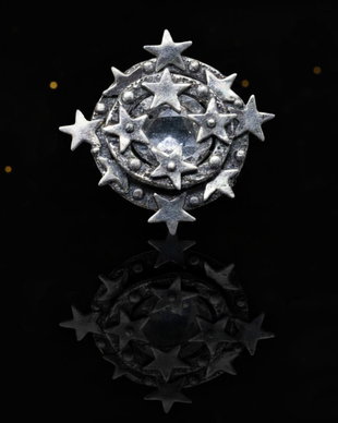Pandantiv unicat, din argint fin, in forma de coronita cu stelute si un cristal Svarowski transparent, polifatetat