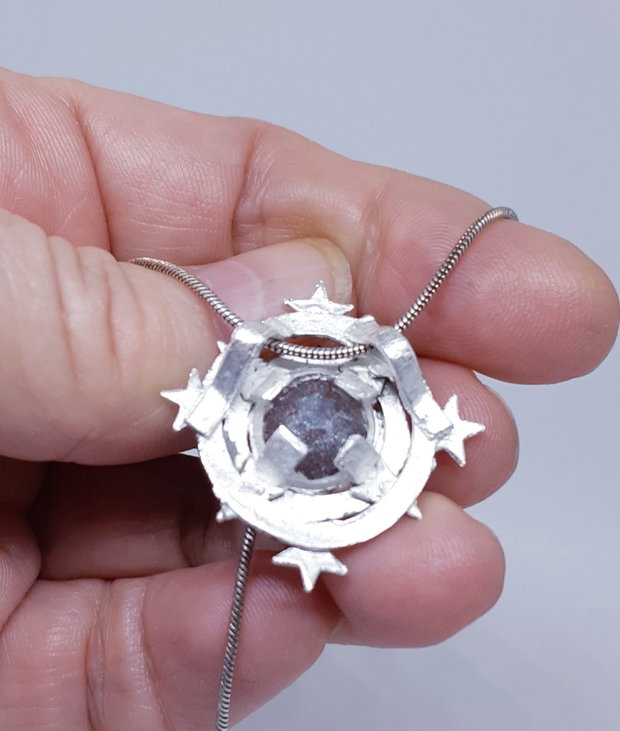 Pandantiv unicat, din argint fin, in forma de coronita cu stelute si un cristal Svarowski transparent, polifatetat