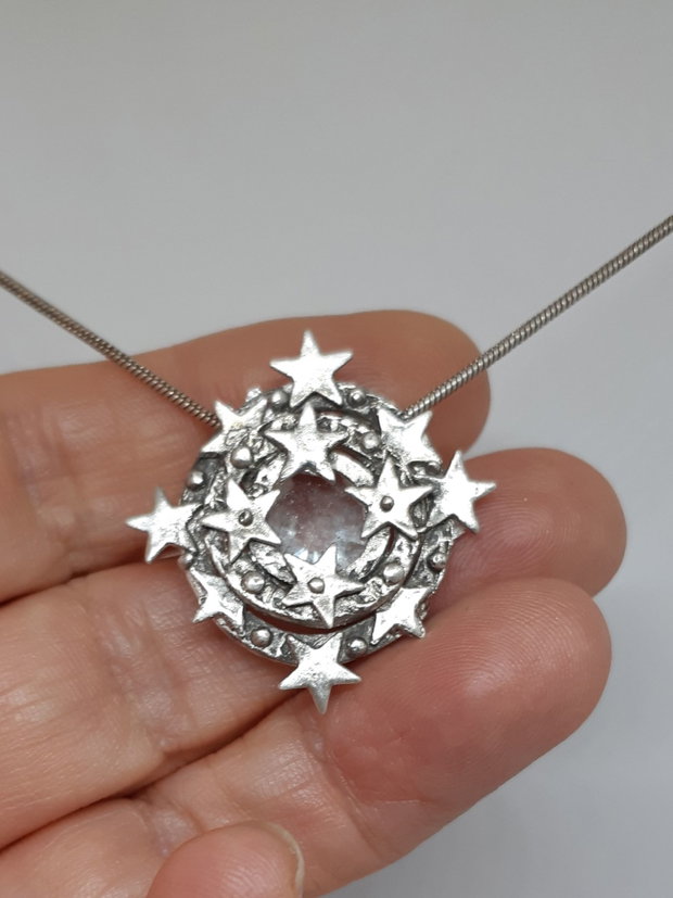 Pandantiv unicat, din argint fin, in forma de coronita cu stelute si un cristal Svarowski transparent, polifatetat