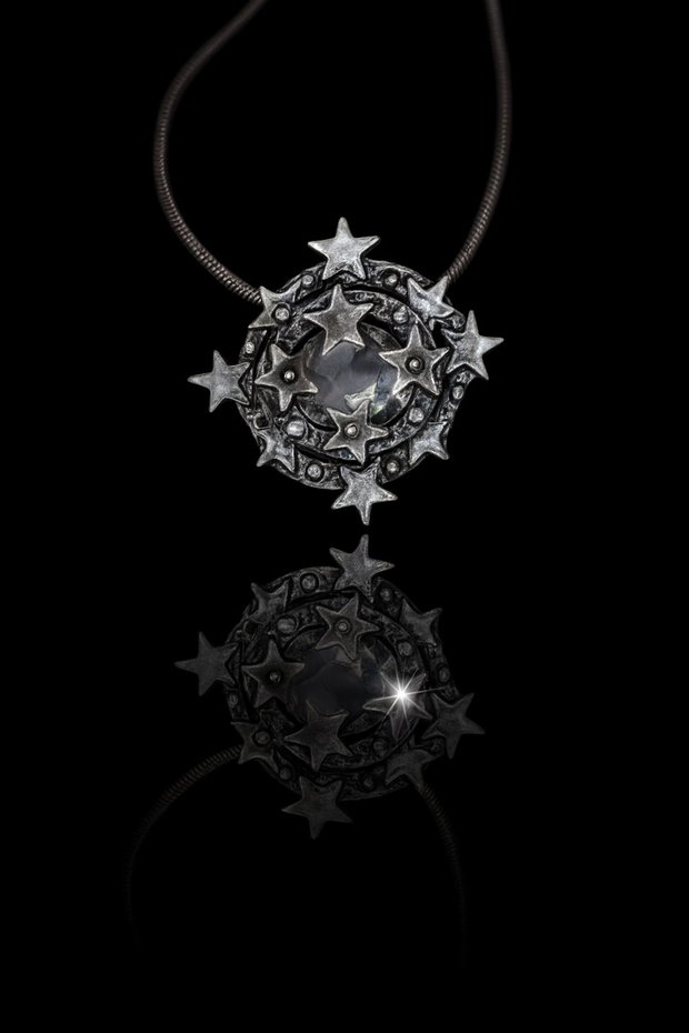 Pandantiv unicat, din argint fin, in forma de coronita cu stelute si un cristal Svarowski transparent, polifatetat