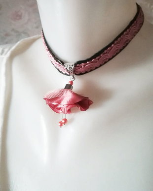 chocker piele dantela si clopotel roz piersica