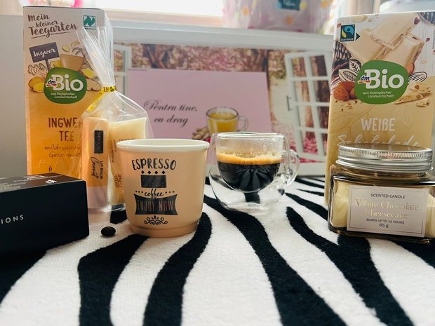 Set cadou cu ceai de ghimbir, cafea cu aromă de vanilie și ciocolată cu migdale