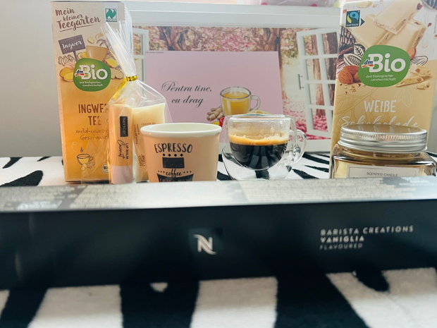 Set cadou cu ceai de ghimbir, cafea cu aromă de vanilie și ciocolată cu migdale