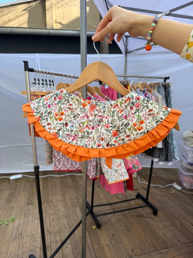 Guler matlasat alb cu imprimeu floral multicolor