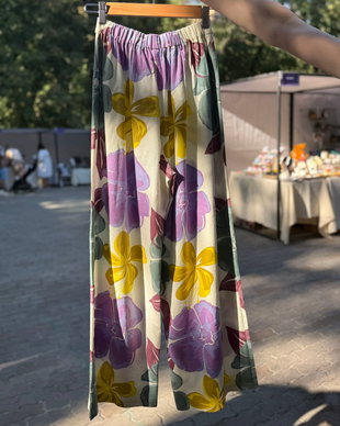 Pantaloni florali lungi din in cu elastic
