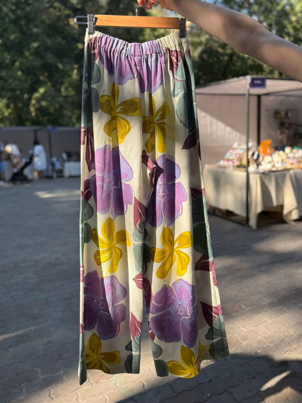 Pantaloni florali lungi din in cu elastic