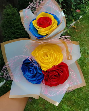 Trandafir satin  buchet tricolor sau 1 fir tricolor