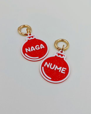 Dog Tag Personalizat de Crăciun, Medalion Câine Glob Roșu cu Sclipici, Silențios, Cadou Sărbători, Prindere Carabina