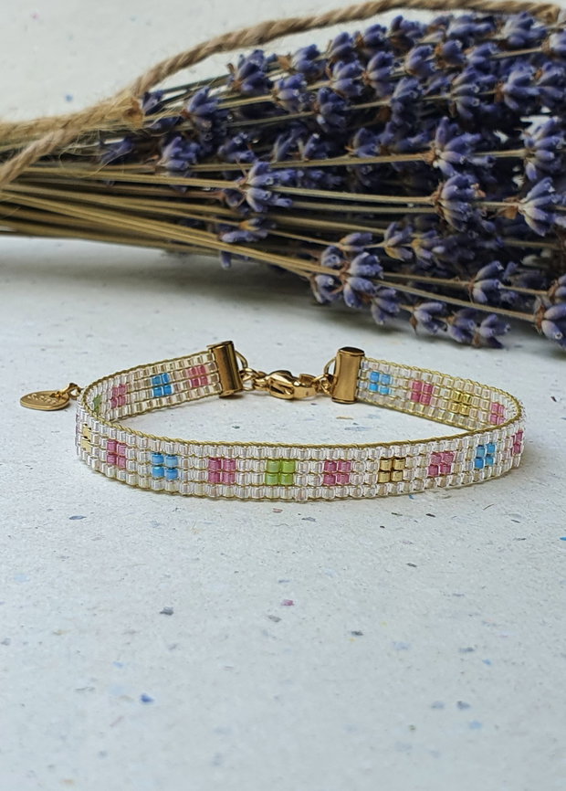 Brățară din mărgele Miyuki - pastel chic cu detalii aurii