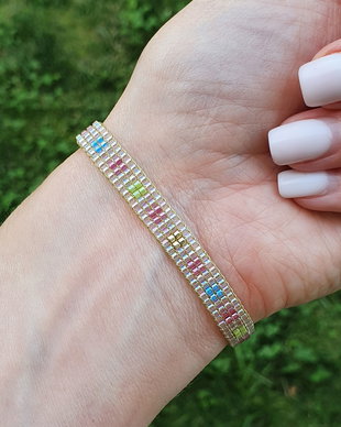 Brățară din mărgele Miyuki - pastel chic cu detalii aurii