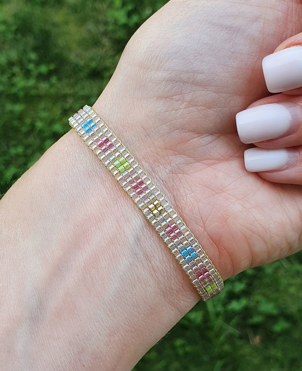 Brățară din mărgele Miyuki - pastel chic cu detalii aurii