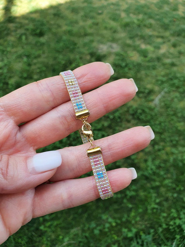 Brățară din mărgele Miyuki - pastel chic cu detalii aurii