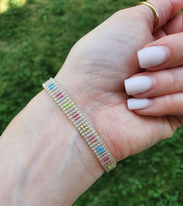 Brățară din mărgele Miyuki - pastel chic cu detalii aurii