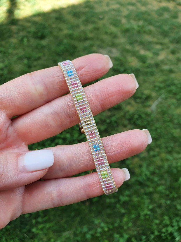 Brățară din mărgele Miyuki - pastel chic cu detalii aurii