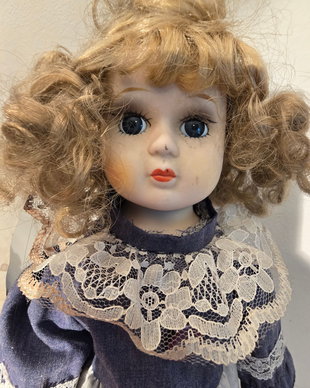 Domnișoara Sophie: Păpușă Vintage de Colecție, 30text{ cm}, Porțelan și Rochie Indigo (Stil German '90)
