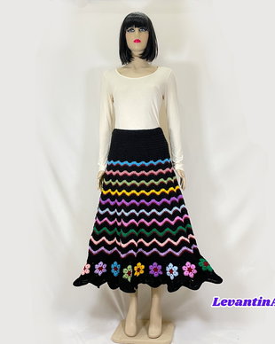 Fusta boho neagra cu flori multicolore pentru sezonul rece. Fusta lunga de iarna lucrata manual. Fusta neagra clos
