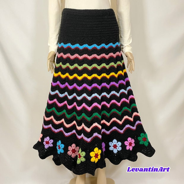 Fusta boho neagra cu flori multicolore pentru sezonul rece. Fusta lunga de iarna lucrata manual. Fusta neagra clos