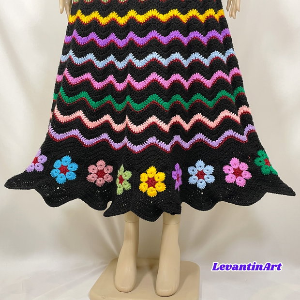 Fusta boho neagra cu flori multicolore pentru sezonul rece. Fusta lunga de iarna lucrata manual. Fusta neagra clos