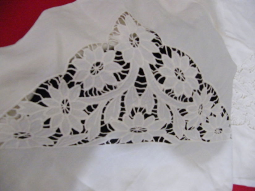 set 2 huse broderie decupata