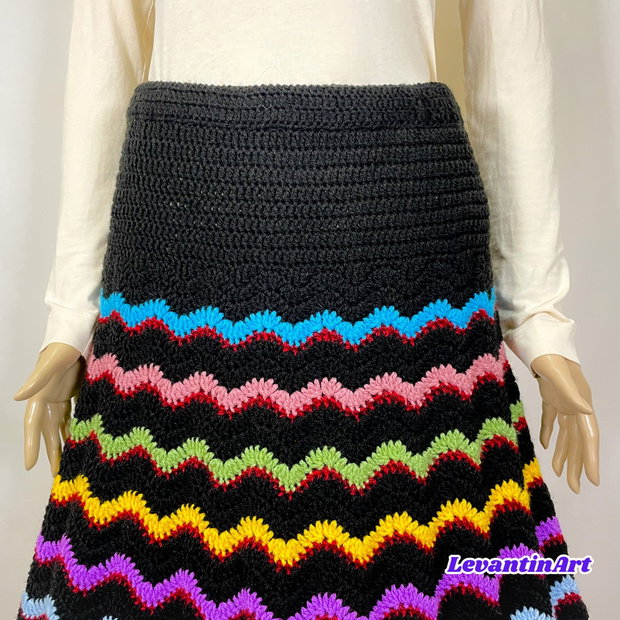 Fusta boho neagra cu flori multicolore pentru sezonul rece. Fusta lunga de iarna lucrata manual. Fusta neagra clos