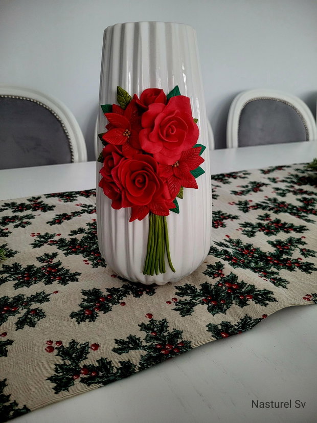 Vaza: Craciunite și trandafiri